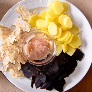 Faroese food plate with pilot whale meat  and blubber © wikipedia